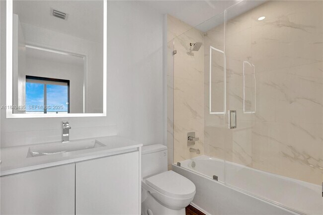 Building Photo - 700 NE 24th St