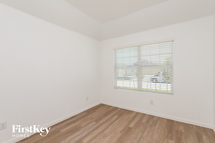 Building Photo - 10650 Vinateros Dr