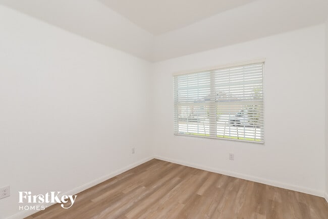 Building Photo - 10650 Vinateros Dr
