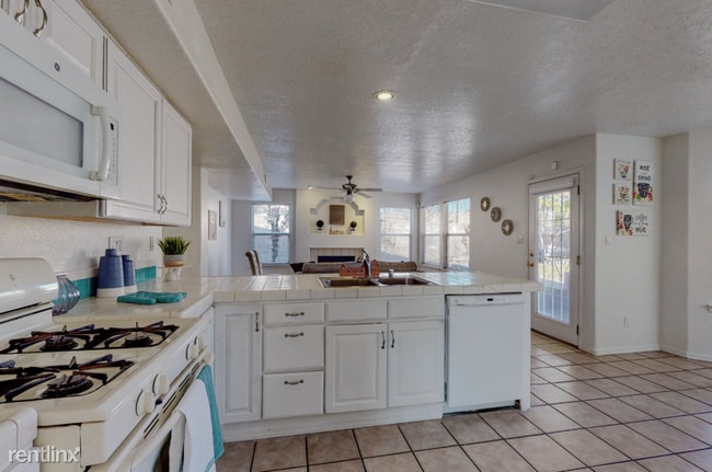 Building Photo - 4 br, 3 bath House - 8416 La Paloma Court ...