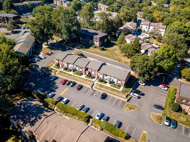 Building Photo - Updated 2 Bedroom 1.5 Bath in Goshen Valley!