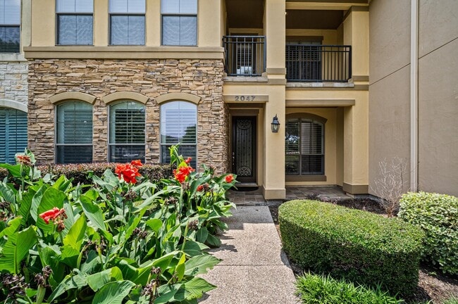 Building Photo - 2047 Palm Forest Ln
