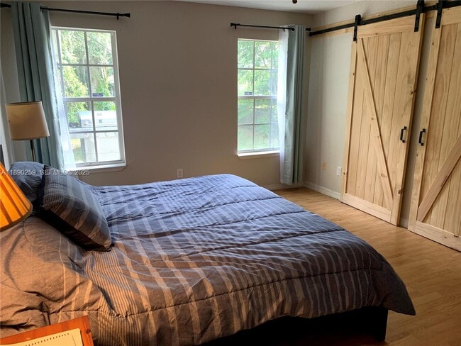 Building Photo - 325 E Plymouth Ave