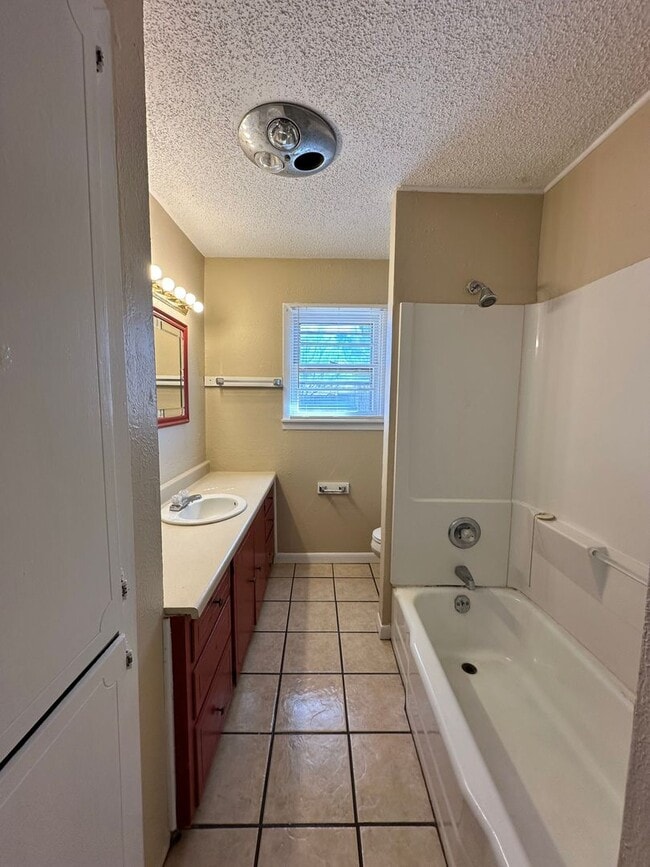 Building Photo - 3 Bed 2 Bath Includes Washer & Dryer - San...