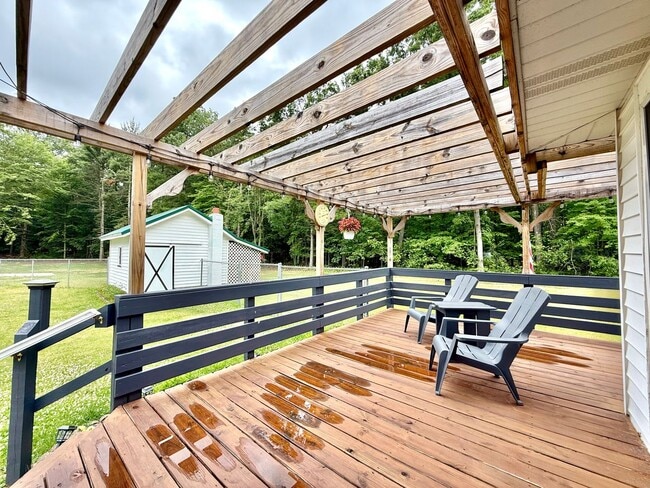 Building Photo - Three Bedroom Home in Whitehall - Deck, Ga...