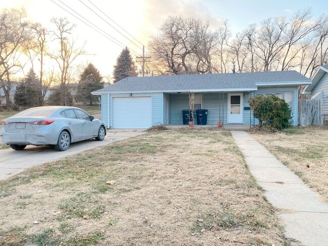 Building Photo - Beautiful 3 bed South Omaha/Hanscom Park Home with Attaced 1 car garage! $1,425!