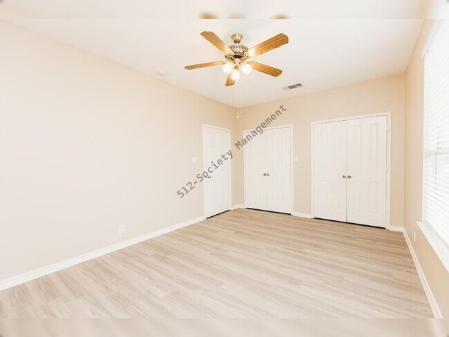 Building Photo - 212 Sandstone Dr