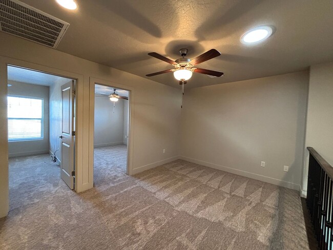 Building Photo - SPACIOUS TOWNHOME FOR RENT!