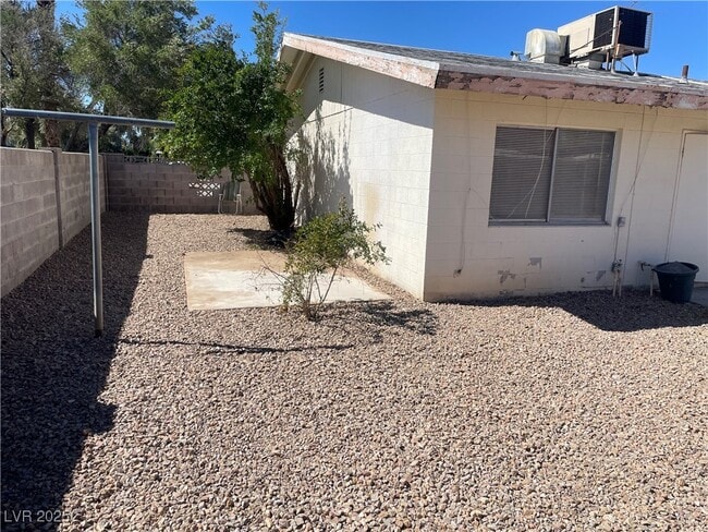 Building Photo - 2198 Capistrano Ave