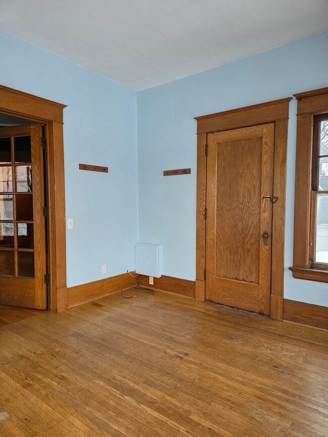 Building Photo - Large Home in Bowling Green