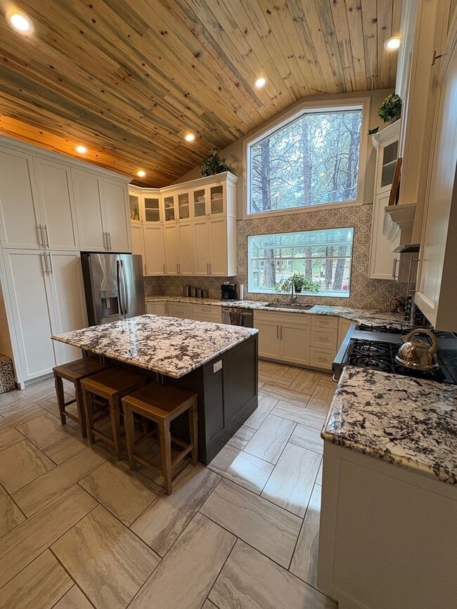 Building Photo - Gorgeous Furnished Country Club Rental