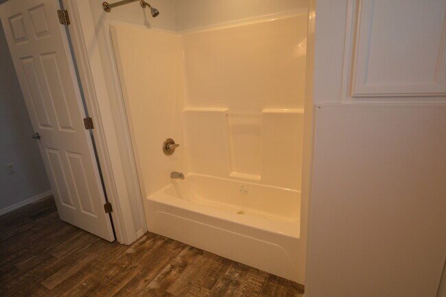 Building Photo - AVAILABLE 6/10/26 Adorable 2 bedroom cottage available long term off 30A! Huge screened in porch ...