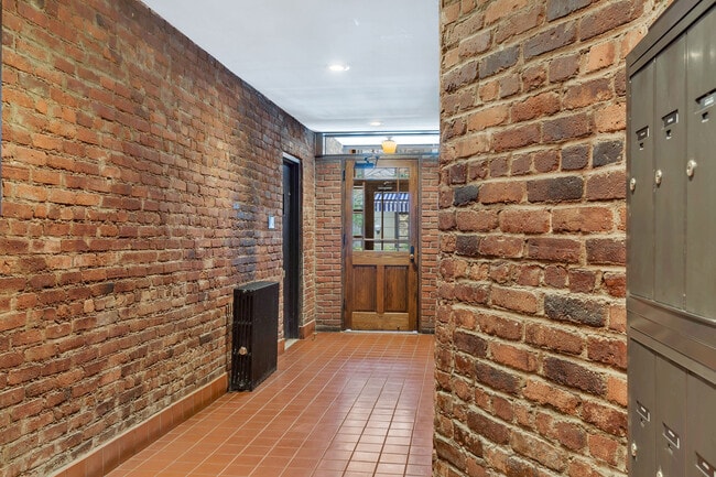 Building Photo - 57 Thompson St