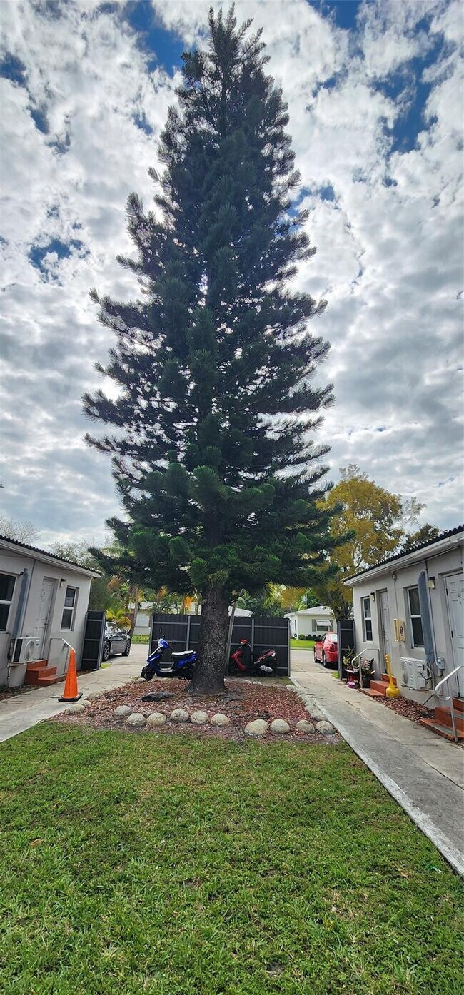 Building Photo - 2711 Lincoln St