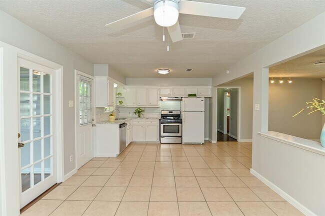 Building Photo - 8409 Bob White Dr