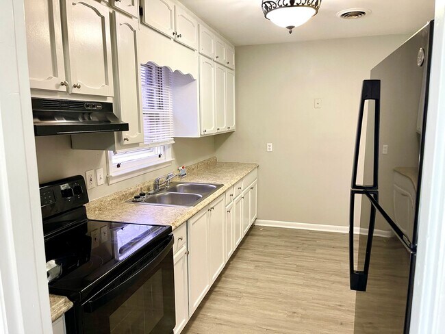 Building Photo - Welcome to this charming 4 bedroom, 2 bath...