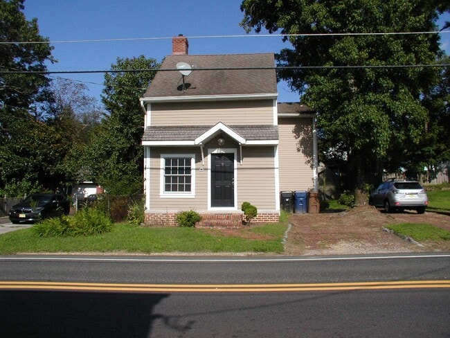 Building Photo - 3 bedroom – 1.5 Bath House