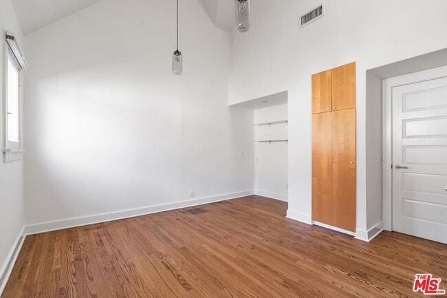 Building Photo - 949 S Muirfield Rd