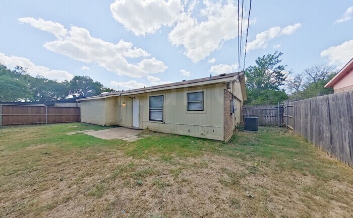 Building Photo - 1117 Saturn Dr