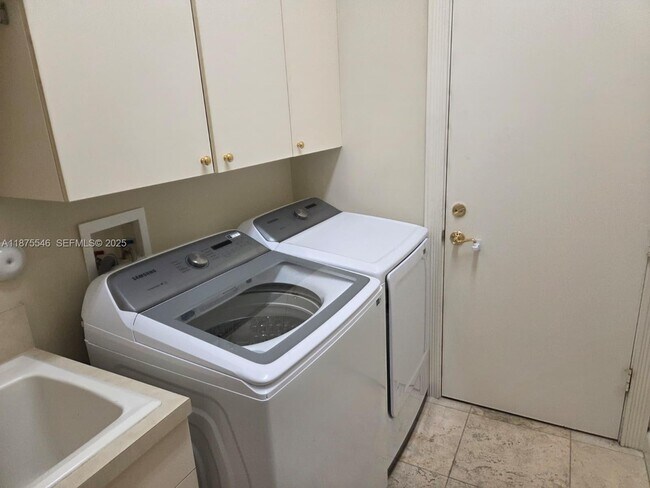 Building Photo - 7030 Islegrove Pl