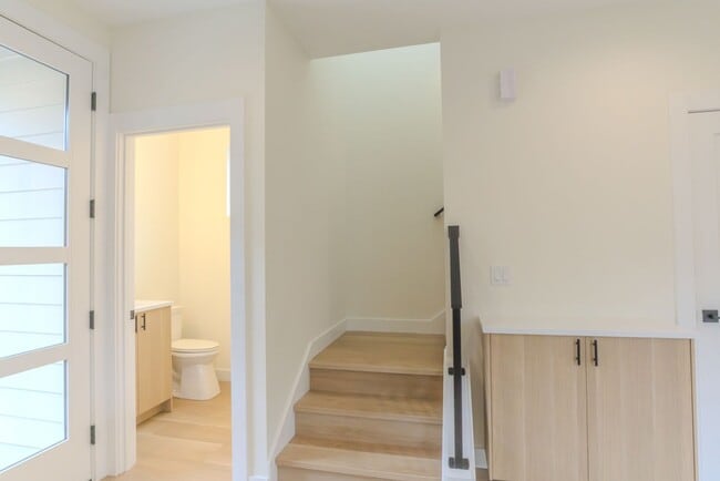 Building Photo - 2Bd/2.25Ba Seattle Home