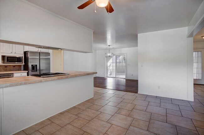 Building Photo - Extra spacious 3 bed 2 bath home in Kingsw...