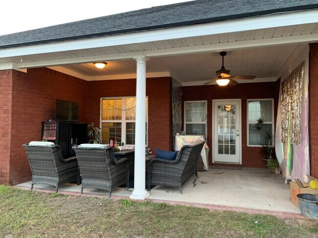 Building Photo - 1000 White Oak Cir