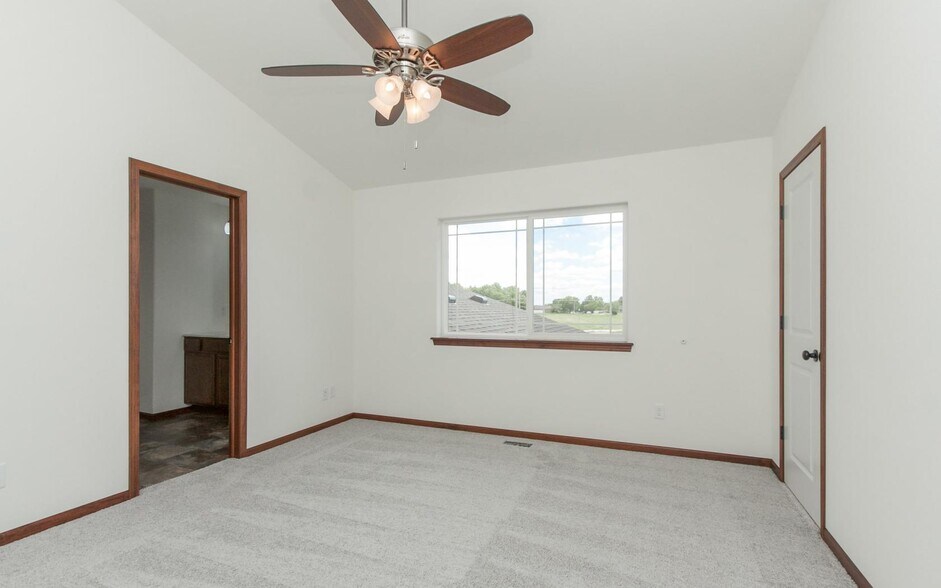 Building Photo - 3707 English Glen Ave