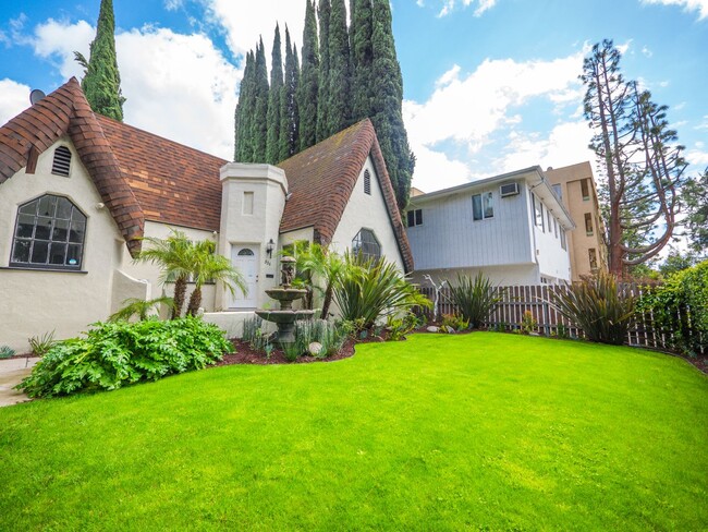 Building Photo - Beautiful West Hollywood Tudor 2 Bed/2.5 B...