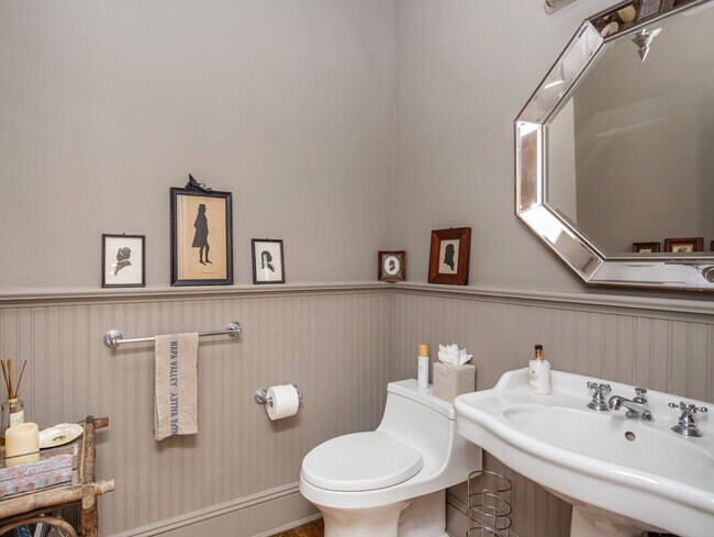 Building Photo - 135 Meeting House Ln