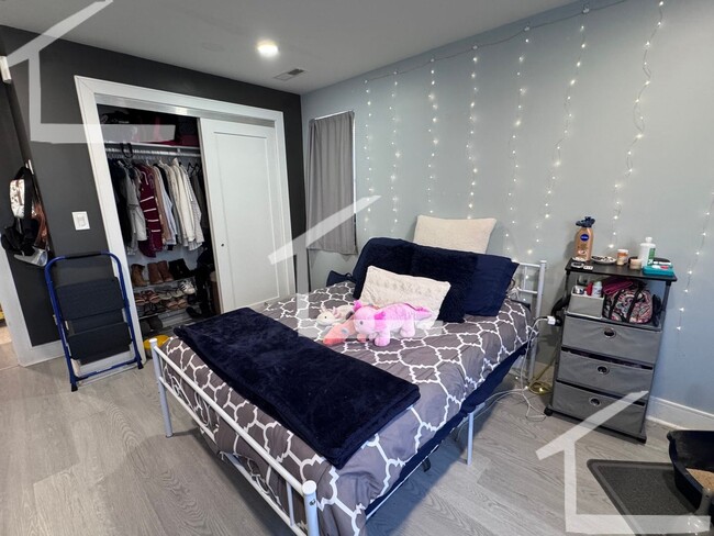 Building Photo - Spacious Brookline 3BR/2Bath!! Newly Renov...