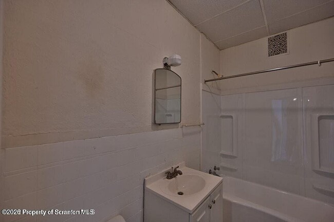 Building Photo - 1416 Capouse Ave