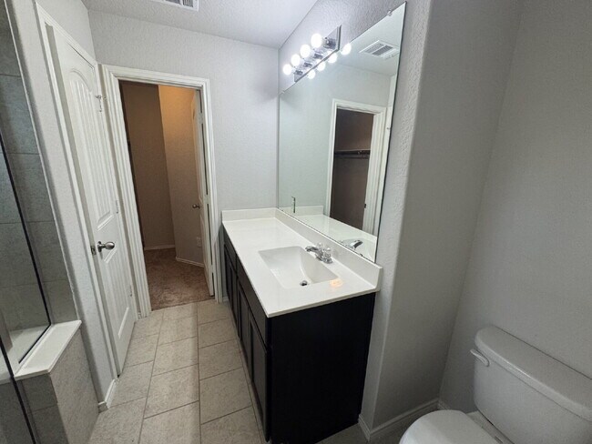 Building Photo - Three bed two bath two car garage in Cotto...