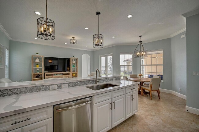 Building Photo - 8980 Lakeview Pl