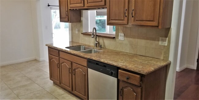 Building Photo - Amazing 2-Story 4 Bdr 3 Bath Family Home i...