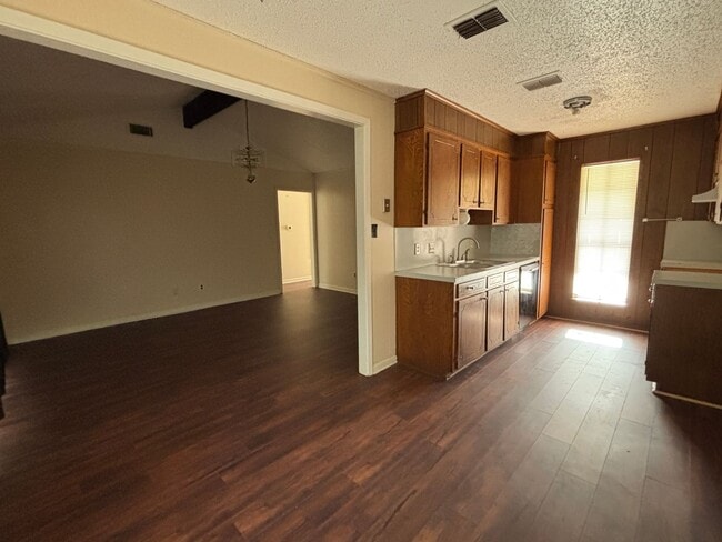 Building Photo - COZY AND SPACIOUS BRICK HOME NEAR PINES ROAD IN SHREVEPORT.
