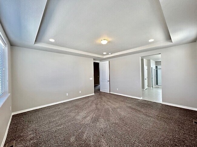 Building Photo - 5 Bedroom Home Close to Downtown Monument!!