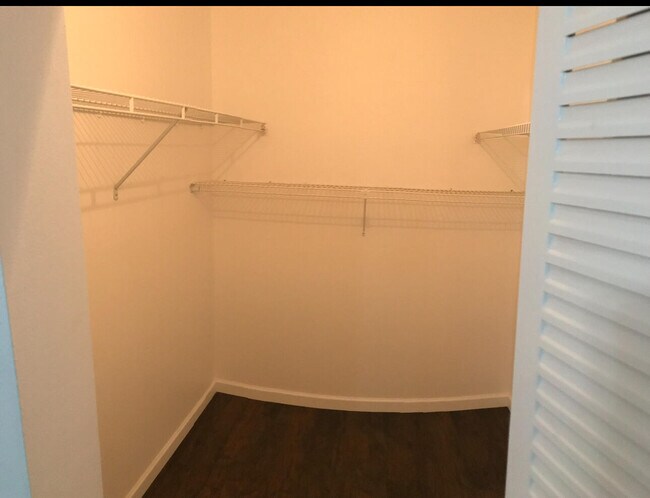 Building Photo - 700 Village Green Ct