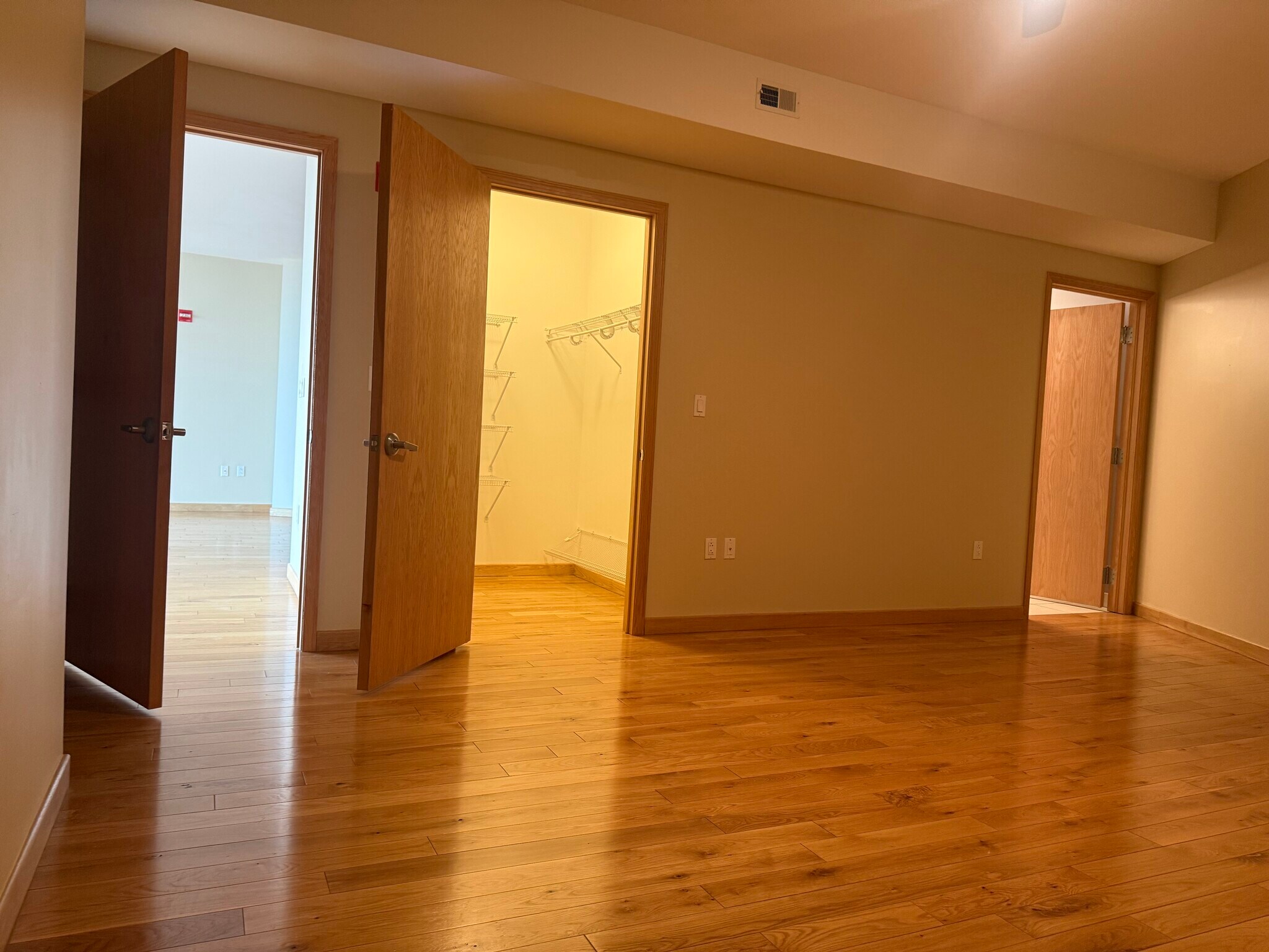 Building Photo - 701 W Lakeside Ave