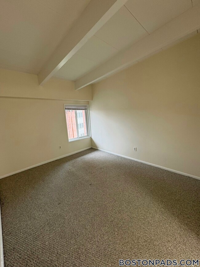 Building Photo - 8 Westgate Dr