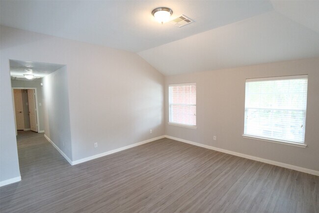 Building Photo - 6119 Lakenshire Falls Ln