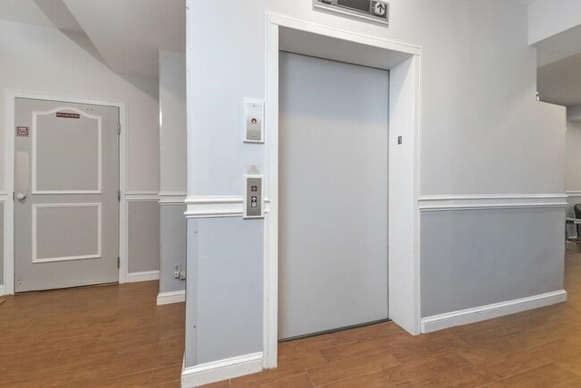 Building Photo - 19 Wiget St