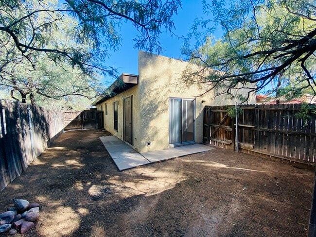 Building Photo - Spacious Townhome Style Home with Large Ya...