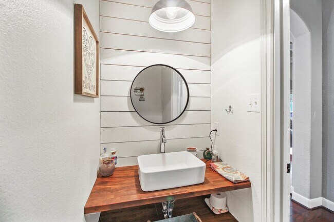 Building Photo - 10611 Red Cedar Hollow Dr