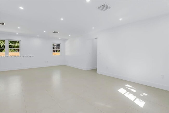Building Photo - 524 NE 65th St