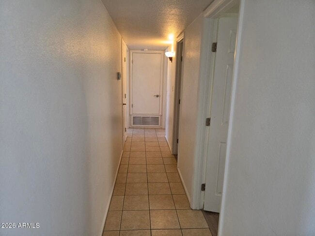 Building Photo - 6401 E Parkview Dr