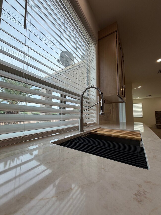 Building Photo - 2741 E Quiet Hollow Ln