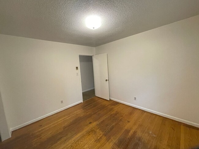 Building Photo - 3 bedroom 1.5 bath house available.   Pet friendly!