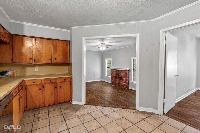 Building Photo - 4 BEDROOM 2 BATH