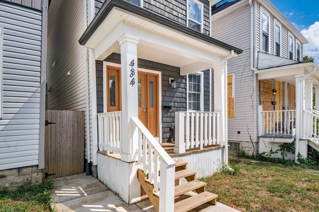 Building Photo - Stunning Renovation on the Near East Side!